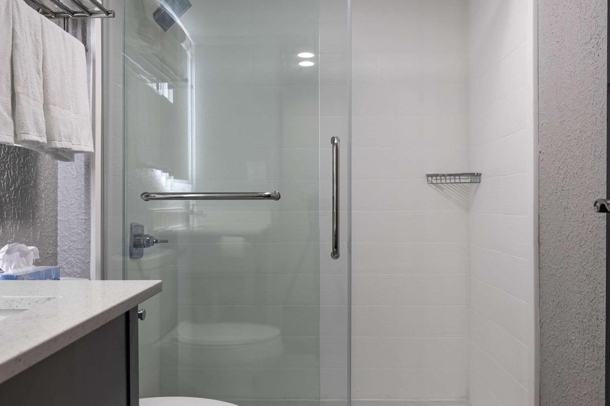 Hotel Rodeway & Near Outlet Mall -