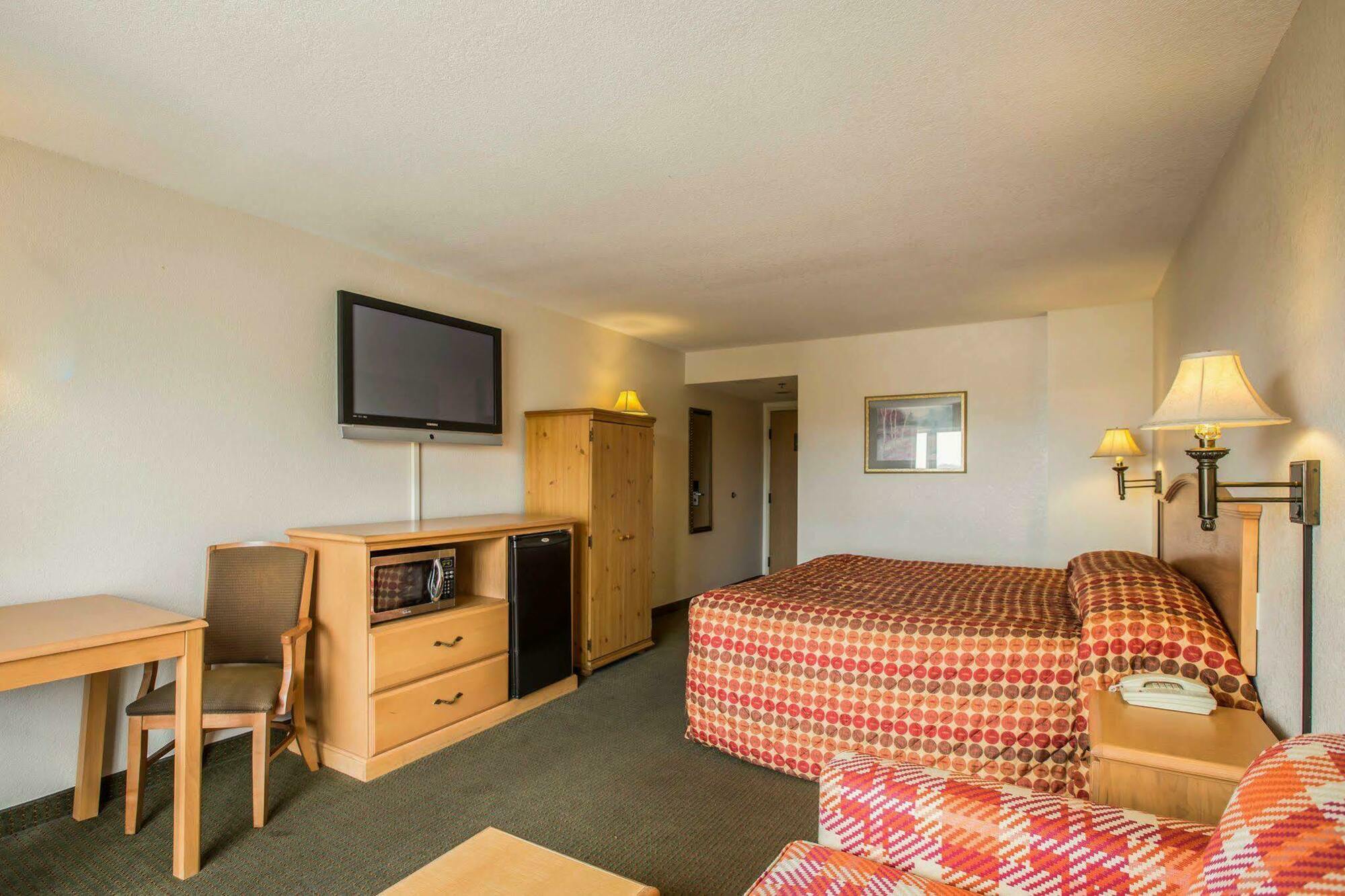Rodeway & Near Outlet Mall - 2*